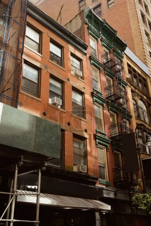 Téléchargez les photos : Bâtiment en brique rouge avec escalier de secours au centre-ville de New York, architecture urbaine - en image libre de droit
