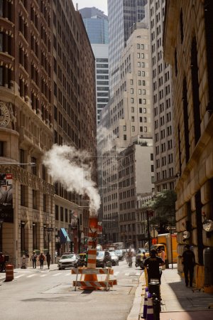 Foto de NUEVA YORK, EE.UU. - 26 DE NOVIEMBRE DE 2022: concurrida avenida con tráfico, peatones y tuberías de vapor en el centro de la ciudad - Imagen libre de derechos