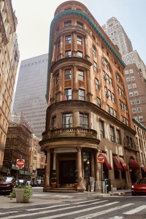 Foto de NUEVA YORK, EE.UU. - 26 DE NOVIEMBRE DE 2022: Edificio de piedra con balaustrada en el balcón en el centro de la ciudad de Nueva York, arquitectura vintage - Imagen libre de derechos
