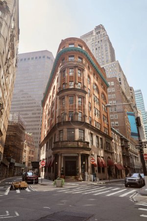 Téléchargez les photos : NEW YORK, États-Unis - 26 NOVEMBRE 2022 : Voitures stationnées près d'un immeuble vintage avec balustrade sur balcon au coin de la rue à New York - en image libre de droit
