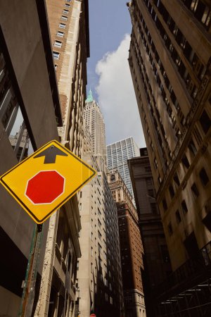 Téléchargez les photos : Vue à angle bas de la signalisation routière, des grands bâtiments et des gratte-ciel dans la ville de New York, scène de la métropole - en image libre de droit