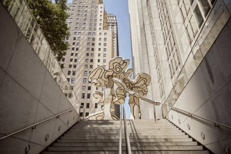 Blick auf Treppen und Kunstinstallationen vor modernen Gebäuden, New Yorker Straßenszene