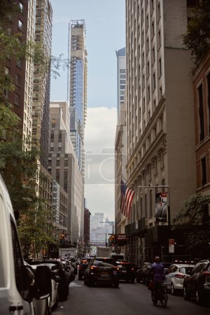 Foto de NUEVA YORK, EE.UU. - 26 DE NOVIEMBRE DE 2022: Vehículos en la carretera en hora punta en el centro de la ciudad de Nueva York, tráfico pesado en metrópolis - Imagen libre de derechos