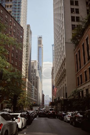 Téléchargez les photos : Voitures se déplaçant sur la route à l'heure de pointe dans le centre-ville de New York, la circulation dense dans la métropole - en image libre de droit