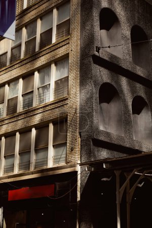 bâtiment en brique avec décor en pierre sur le mur dans la ville de New York, atmosphère métropole et architecture
