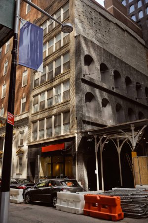 voitures garées près de bâtiment en brique avec décor en pierre sur le mur, architecture créative de la ville de New York