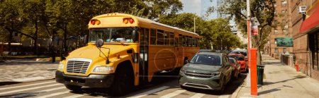 Téléchargez les photos : Voitures et autobus scolaire jaune sur le passage supérieur près des arbres avec feuillage d'automne dans la ville de New York, bannière - en image libre de droit