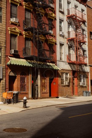 edificios antiguos con escaleras de escape de incendios en la acogedora calle en el centro de la ciudad de Nueva York, encanto urbano