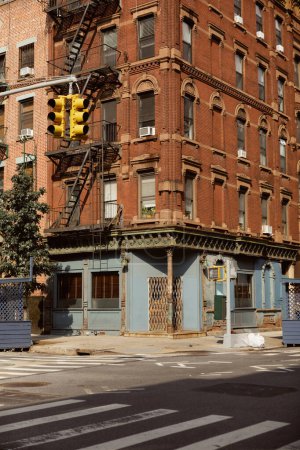 semáforos amarillos y edificios antiguos con escaleras de escape de incendios en el centro de la ciudad de Nueva York