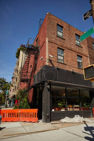 Téléchargez les photos : Devanture de magasin de fleurs fermé dans le bâtiment vintage rouge au centre-ville de New York, charme urbain - en image libre de droit