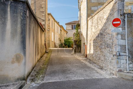 Téléchargez les photos : Monflanquin, France - 17 octobre 2021 : détail architectural de maisons typiques dans le centre-ville un jour d'automne - en image libre de droit