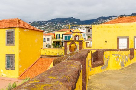 Téléchargez les photos : Funchal, Madère, Portugal - 27 décembre 2021 : vue sur le château fort de Sao Tiago surplombant la ville et l'océan Atlantique par une journée d'hiver - en image libre de droit