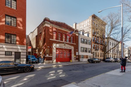 Téléchargez les photos : Brooklyn, New York, États-Unis - 11 février 2023 : Porte de garage de la caserne de pompiers H & L 118 Engine 205 à Brooklyn, près de Manhattan, un jour d'hiver - en image libre de droit