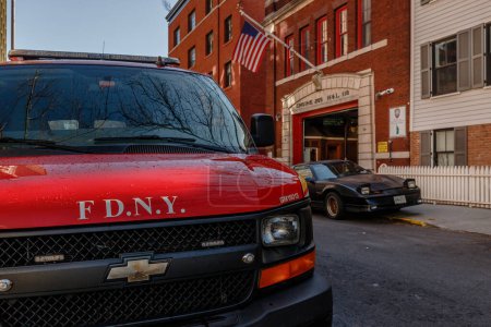 Téléchargez les photos : Brooklyn, New York, États-Unis - 11 février 2023 : Pompiers FDYN devant la porte de garage de la caserne de pompiers Engine 205 H & L 118 à Brooklyn près de Manhattan un jour d'hiver - en image libre de droit