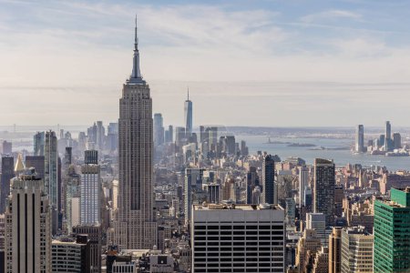 Téléchargez les photos : Manhattan, New York, États-Unis - 15 décembre 2023 : vue sur l'Empire State Building et les toits du centre de Manhattan à New York - en image libre de droit