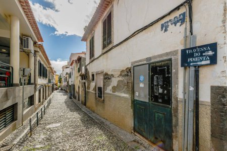 Téléchargez les photos : Funchal, Île de Madère, Portugal - 27 décembre 2021 : Architecture typique de bâtiments résidentiels dans le centre-ville historique un jour d'hiver - en image libre de droit