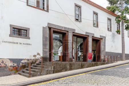 Téléchargez les photos : Funchal, Île de Madère, Portugal - 27 décembre 2021 : Façade de l'Université de Madère (Universidade da Madeira) dans le centre historique de la ville un jour d'hiver - en image libre de droit