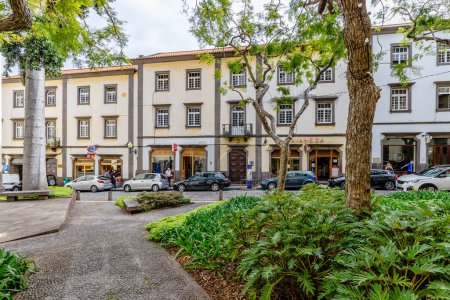 Téléchargez les photos : Funchal, Île de Madère, Portugal - 27 décembre 2021 : Architecture typique de bâtiments résidentiels dans le centre-ville historique un jour d'hiver - en image libre de droit
