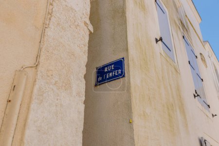 Foto de Les Sables d Olonne, Francia - 10 de julio de 2022: Entrada a Rue de l Enfer en un día de verano. Esta calle es la más estrecha del mundo - Imagen libre de derechos