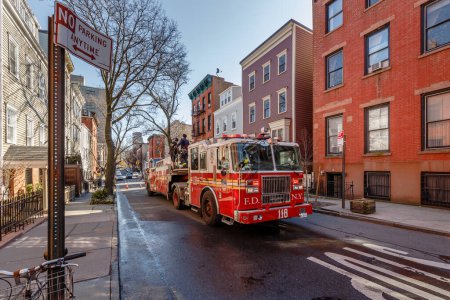 Téléchargez les photos : Brooklyn, New York, USA - 11 février 2023 : FDNY Hook and Ladder 118 en formation près de la porte de garage de la caserne de pompiers Engine 205 H & L 118 à Brooklyn près de Manhattan un jour d'hiver - en image libre de droit
