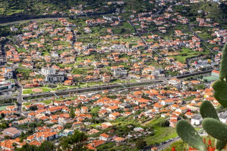 Foto de Vista panorámica de Machico, una pequeña ciudad y su puerto en la isla de Madeira, Portugal - Imagen libre de derechos