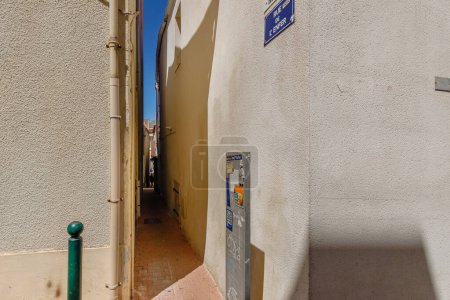 Foto de Les Sables d Olonne, Francia - 10 de julio de 2022: Entrada a Rue de l Enfer en un día de verano. Esta calle es la más estrecha del mundo - Imagen libre de derechos