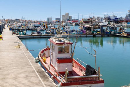 Téléchargez les photos : Les Sables d Olonne, France - 10 juillet 2022 : Port de pêche de la ville et ses bateaux de pêche un jour d'été - en image libre de droit