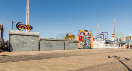 Téléchargez les photos : Brooklyn, New York, États-Unis - 18 février 2023 : Fermeture d'un magasin Luna Games en bord de mer à Coney Island fermé un jour d'hiver - en image libre de droit