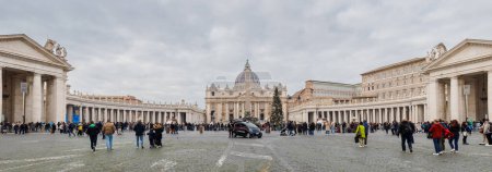 Foto de Vaticano, Vaticano - 29 de diciembre de 2023: Ambiente urbano en la Plaza de San Pedro, donde los turistas caminan en un día de invierno con mal tiempo - Imagen libre de derechos