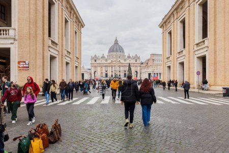 Foto de Vaticano, Vaticano - 29 de diciembre de 2023: Vista de la Basílica de San Pedro en la Plaza de San Pedro (Plaza de San Pedro), donde los turistas caminan en un día de invierno con mal tiempo - Imagen libre de derechos