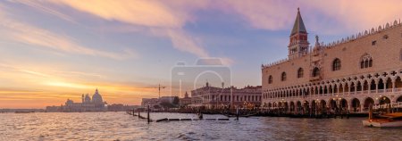 Wenecja, Włochy - 23 grudnia 2023: Pałac książęcy w pobliżu placu San Marco późnym zimowym popołudniem z zachodem słońca