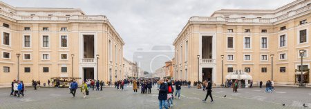 Foto de Vaticano, Vaticano - 29 de diciembre de 2023: Vista de la calle Conciliación frente a la Basílica de San Pedro en la Plaza de San Pedro (Plaza de San Pedro) donde los turistas caminan en un día de invierno - Imagen libre de derechos