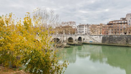 Téléchargez les photos : Rome, Italie - 29 décembre 2023 : vue sur le pont Ponte Vittorio Emanuele II dans le centre historique de la ville par une journée d'hiver - en image libre de droit