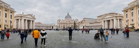 Foto de Vaticano, Vaticano - 29 de diciembre de 2023: Ambiente urbano en la Plaza de San Pedro, donde los turistas caminan en un día de invierno con mal tiempo - Imagen libre de derechos