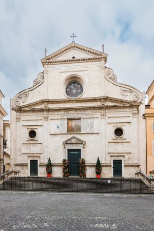 Foto de Roma, Italia - 29 de diciembre de 2023: vista de la basílica de Sant 'Agostino en Campo Marzio visitada por los turistas en el centro histórico de la ciudad en un día de invierno - Imagen libre de derechos