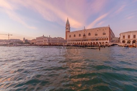 Wenecja, Włochy - 23 grudnia 2023: Pałac książęcy w pobliżu placu San Marco późnym zimowym popołudniem z zachodem słońca