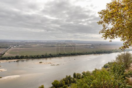 Vista aérea del río Tajo en la campiña portuguesa cerca de Santarem, Portugal en un día de otoño
