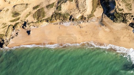 Kleine Bucht in der Nähe des Strandes Sauzaie in Brtignolles sur Mer, Vendee, Frankreich Luftaufnahme per Drohne bei gutem Wetter an einem Wintertag