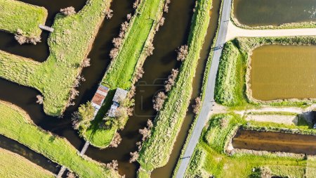 vue par drone sur les marais salants de l "île d'Olonne, Vendée, France par beau temps