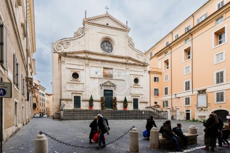 Foto de Roma, Italia - 29 de diciembre de 2023: vista de la basílica de Sant 'Agostino en Campo Marzio visitada por los turistas en el centro histórico de la ciudad en un día de invierno - Imagen libre de derechos