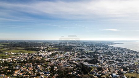 Téléchargez les photos : Vue aérienne par drone de Bretignolles sur mer à Vendee, France par beau temps - en image libre de droit