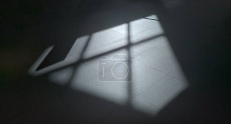 Téléchargez les photos : Ombre d'une fenêtre sur un sol de ciment gris - en image libre de droit