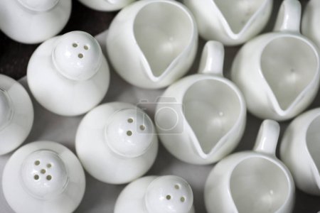 Foto de Conjunto de contenedores de condimento de porcelana blanca - Imagen libre de derechos