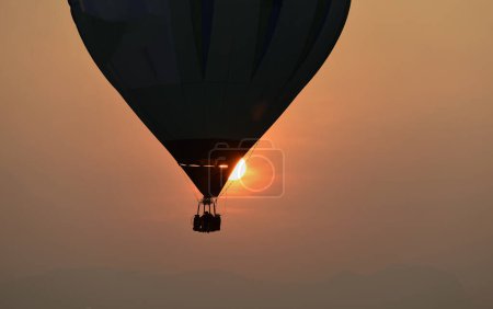 Foto de Una silueta de globo con puesta de sol en el fondo - Imagen libre de derechos
