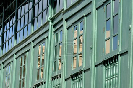 Foto de Pared de madera verde con ventana antigua de cristal - Imagen libre de derechos