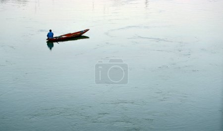 Foto de Barco de pesca está flotando en una superficie azul del mar - Imagen libre de derechos