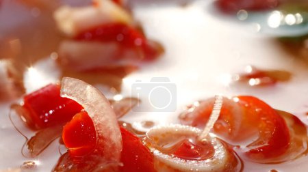 Foto de Rebanada de tomate y cebolla de cerca en un plato de postre tailandés - Imagen libre de derechos