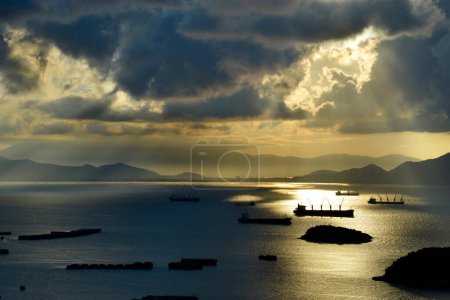 Foto de Rayo de luz del cielo captura la flota de carga - Imagen libre de derechos