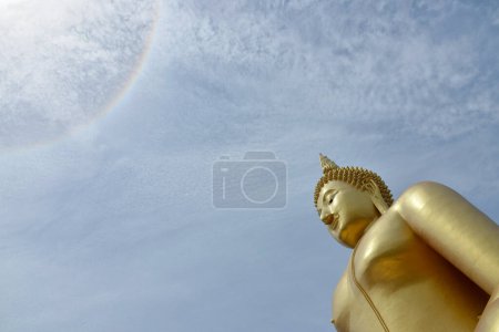 Halo solaire sur ciel bleu au-dessus d'une image de Bouddha