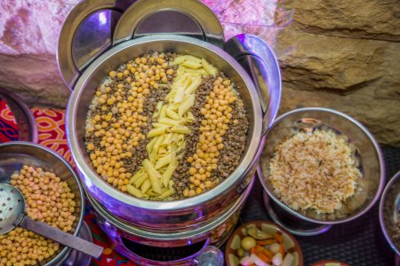 Téléchargez les photos : Ramadan Photographie culinaire orientale égyptienne, Koshary, petit déjeuner ou déjeuner ou dîner. La photo est mise au point sélective avec une faible profondeur de champ. Prise au Caire Egypte - en image libre de droit